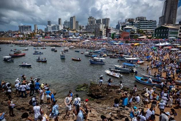 Travel Destination: Salvador da Bahia Believers and tourists attend the celebration of Iemanja at Rio Vermelho beach in Salvador, Bahia, Brazil, on February 2, 2025. Iemanja is venerated as the queen of the seas and the mother of all Orishas in the Afro-Brazilian religions Candomble and Umbanda. Worshippers bring flowers and other offerings like beverages and perfume to the sea. Salvador Bahia Brazil  Copyright: xEmmanuelexContinix originalFilename: contini-travelde250202_np9Bl.jpg
