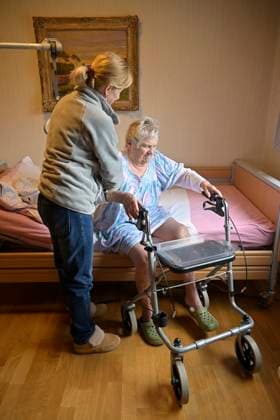 Alte pflegebedürftige Frau braucht Hilfe, Seniorin, Häusliche Pflege, ambulante Pflege, Pflegebedürftige nach Bedarf medizinische Versorgung, pflegerische und oder hauswirtschaftliche Versorgung in ihrem Zuhause, daheim. Ambulant versorgt werden können Menschen mit Pflegebedarf von pflegenden Angehörigen. Ein Pflegedienst kann sie dabei unterstützen oder die Pflege bei Bedarf ganz übernehmen. 24-Stunden-Betreuung Entlastung für Pflegebedürftige, Pflegegeld, Pflege durch Angehörige, Pflegepersonen, gepflegt werden. Pflegeversicherung, ambulanter Pflegedienst, Freunde, ehrenamtliche Pfleger, versorgt werden, Pflegeversicherung, Pflegegrad 1 - 5, Person, Pflegekasse. ambulante Pflegesachleistungen, Sachleistung nach dem Grad der Pflegebedürft