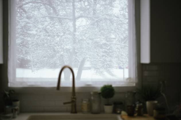 IMAGO Creative, Winter, Auf dem Land Snowy morning view from a kitchen window with a cozy ambiance Chicago, Illinois, United States R_AKAO250202A-1639308-01