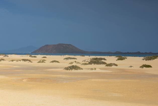 Creative Highlights World Corralejo Natural Park, it is golden sand dunes bathed by a turq Pájara, Canary Islands, Spain R_NTZW250202A-1643659-01