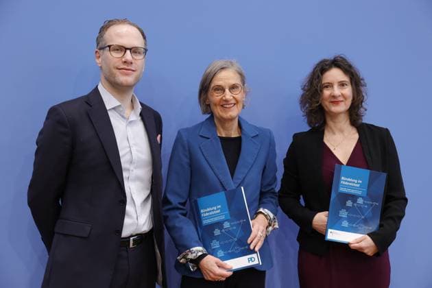 News Themen der Woche KW06 News Bilder des Tages Philipp Denker, Direktor bei der PD - Berater der öffentlichen Hand GmbH, Dorothea Störr-Ritter, Mitglied des NKR, Prof. Dr. Sabine Kuhlmann, Stellv. Vorsitzende des NKR, Deutschland, Berlin, Bundespressekonferenz, Thema: Vorstellung des Gutachten des Nationalen Normenkontrollrats zu Bündelung im Föderalstaat - zeitgemäße Aufgabenorganisation für eine leistungsfähige und resiliente Verwaltung *** Philipp Denker, Director at PD Berater der öffentlichen Hand GmbH, Dorothea Störr Ritter, Member of the NKR, Prof Dr Sabine Kuhlmann, Deputy Chairwoman of the NKR, Germany, Berlin, Federal Press Conference, Topic Presentation of the report of the National Regulatory Control Council on bundling in the federal state contemporary task organization