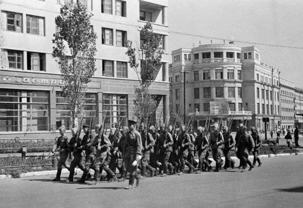Archivbilder der Woche KW06 July 1-16, 1942. Stalingrad, USSR. Soviet soldiers walk through the city centre a few days before the Battle of Stalingrad during the Great Patriotic War (part of the Second World War). The exact date of the photograph is unknown. Emmanuil Yevzerikhin TASS  32405669