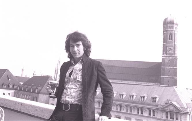 Archivbilder der Woche KW06 Neil Diamond - ARCHIVFOTO - Neil Diamond vor der Münchner Frauenkirche - ARCHIVFOTO - geschätztes Aufnahmedatum, Munich Herkules Saal *** Neil Diamond Archive photo Neil Diamond before the Munich Frauenkirche Archive photo Estimated Recording date, Munich Hercules Room