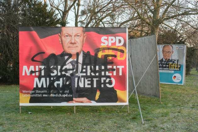 Wahlplakat vom Bundeskanzlerkandidaten der SPD Olaf Scholz zur Wahl zum 21. Deutschen Bundestag am 23. Februar 2025 an der Inneren Kanalstrasse in Köln. Das Plakat ist mit dem Spruch Soziale Kälte und AFD beschmiert worden. Rechts im Hintergrund ein Plakat von Friedrich Merz von der CDU *** Election poster of SPD Chancellor candidate Olaf Scholz for the election to the 21st German Bundestag on 23 February 2025 on Innere Kanalstrasse in Cologne. The poster has been daubed with the slogan ÔSoziale Kälte und AFDÕ (social coldness and AFD). In the background on the right is a poster of Friedrich Merz from the CDU Nordrhein-Westfalen Deutschland, Germany GMS18448