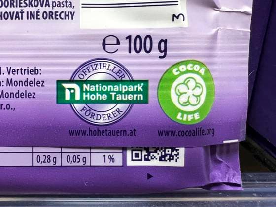 Symbolfoto - Milka Schokolade - Tafel Milka Alpenmich Schoholade mit dem jetzigen Geicht von 100 g in lilla Papier gehült mit dem Logo der Milka Kuh. Der Name ist eine Kombination der beiden Hauptzutaten Milch und Kakao. Der Kakaopreis steigt und steigt. Und das macht unsere geliebte Schoggi teurer Der US-Produzent Mondelez verkleinert zahlreiche Sorten.Drastische Preiserhöhung bei einer der bekanntesten Schokoladen-Marken Verbraucherinnen und Verbraucher müssen für Schokolade der bekannten Marke Milka derzeit vielerorts tiefer in die Tasche greifen Mondelez International ist ein börsennotierter US-amerikanischer Lebensmittelkonzern mit Sitz in Chicago, Illinois, der überwiegend auf Markenprodukte in den Bereichen Snacks und Süßwa