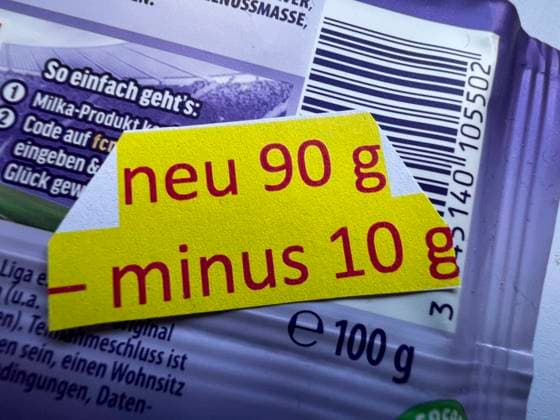 Symbolfoto - Milka Schokolade - 90 statt 100 Gramm Alter und Neuer Preis auf einer Tafel Milka , die Tafel schrumpft doch der Preis bleibt gleich. Tafel Milka Alpenmich Schoholade in lilla Papier gehült mit dem Logo der Milka Kuh. Der Name ist eine Kombination der beiden Hauptzutaten Milch und Kakao. Der Kakaopreis steigt und steigt. Und das macht unsere geliebte Schoggi teurer Der US-Produzent Mondelez verkleinert zahlreiche Sorten.Drastische Preiserhöhung bei einer der bekanntesten Schokoladen-Marken Verbraucherinnen und Verbraucher müssen für Schokolade der bekannten Marke Milka derzeit vielerorts tiefer in die Tasche greifen Mondelez International ist ein börsennotierter US-amerikanischer Lebensmittelkonzern mit Sitz in Chicago,