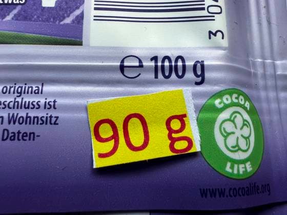 Symbolfoto - Milka Schokolade - 90 statt 100 Gramm Alter und Neuer Preis auf einer Tafel Milka , die Tafel schrumpft doch der Preis bleibt gleich. Tafel Milka Alpenmich Schoholade in lilla Papier gehült mit dem Logo der Milka Kuh. Der Name ist eine Kombination der beiden Hauptzutaten Milch und Kakao. Der Kakaopreis steigt und steigt. Und das macht unsere geliebte Schoggi teurer Der US-Produzent Mondelez verkleinert zahlreiche Sorten.Drastische Preiserhöhung bei einer der bekanntesten Schokoladen-Marken Verbraucherinnen und Verbraucher müssen für Schokolade der bekannten Marke Milka derzeit vielerorts tiefer in die Tasche greifen Mondelez International ist ein börsennotierter US-amerikanischer Lebensmittelkonzern mit Sitz in Chicago,