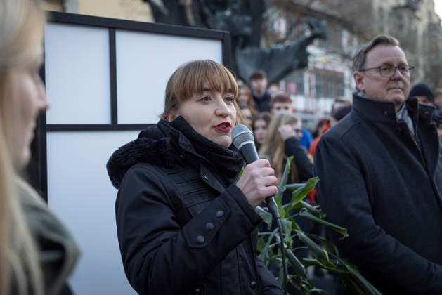 News Themen der Woche KW06 News Bilder des Tages Heidi Reichinnek und Bodo Ramelow 322025 - Die Politikerin und Bundesvorsitzender der Partei Die Linke, Heidi Reichinnek, besuchte im Rahmen eines gemeinsamen Wahlkampftermins mit dem ehemaligen Thueringer Ministerpraesidenten und Bundestagskandidaten, Bodo Ramelo die Thueringer Landeshauptstadt Erfurt. Erfurt Anger Thueringen Deutschland *** Heidi Reichinnek and Bodo Ramelow 322025 The politician and federal chairwoman of the Left Party, Heidi Reichinnek, visited the Thuringian state capital Erfurt Erfurt Anger Thuringia Germany as part of a joint election campaign meeting with the former Thuringian State Premier and Bundestag candidate, Bodo Ramelo. 030225_ppb-37