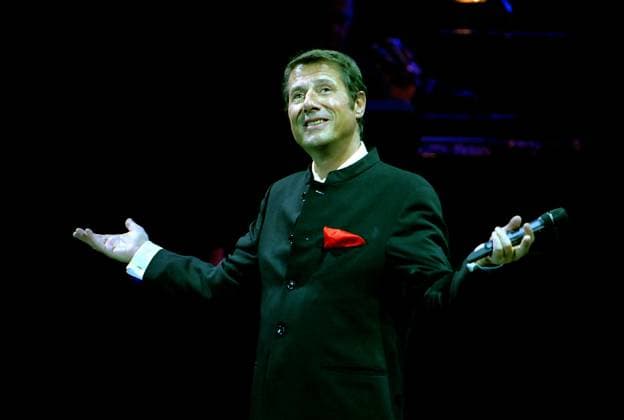 Archivbilder der Woche KW06 Udo Jürgens 26.10.1997, Chemnitz, Stadthalle, Konzert mit Udo Jürgens, 2000 Fans feierten ihn, immer dabei sein durchsichtiger Flügel der Firma Schimmel *** Udo Jürgens 26 10 1997, Chemnitz, Stadthalle, concert with Udo Jürgens, 2000 fans celebrated him, always accompanied by his transparent grand piano from the Schimmel company