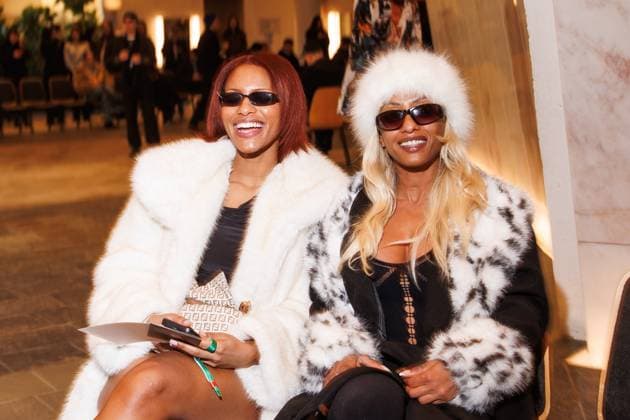 Entertainment Bilder des Tages Berlin Fashion Week - 10 Year Anniversary William Fan Celina und Nura Habib Omer bei der 10 Year Anniversary William Fan Fashion Show im Rahmen der Berlin Fashion Week Herbst Winter 2025 in der Philharmonie am 03.02.2025 in Berlin. Copyright: xEventpressxKochanx