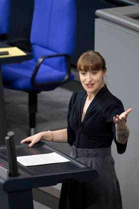 Heidi Reichinnek - Bundestag Zustrombegrenzungsgesetz DEU, Deutschland, Germany, Berlin, 31.01.2025 Rede von Heidi Reichinnek , Spitzenkandidatin der Partei Die Linke waehrend der Debatte im Plenum der 211. Sitzung am 31. Januar 2025 im Plenarsaal Deutscher Bundestag in Berlin Deutschland . Die CDU plant die Durchsetzung vom Gesetz zur Begrenzung des illegalen Zustroms Zustrombegrenzungsgesetz zum Thema Migration und Einschraenkung der Zuwanderung auch mit den Stimmen der rechtsextremen AfD Alternative fuer Deutschland was bei anderen Parteien zu lautstarker Verurteilung fuehrt. en: Speech by Heidi Reichinnek , top candidate of the Die Linke party during the debate in the plenary session of the 211th session on January 31st 2025 in the plen