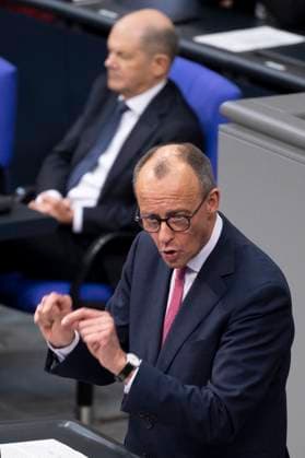 Friedrich Merz - Bundestag Zustrombegrenzungsgesetz DEU, Deutschland, Germany, Berlin, 31.01.2025 Rede vom Kanzlerkandidat Friedrich Merz , Vorsitzender der CDU vor Regierungsbank mit Olaf Scholz , Bundeskanzler der Bundesrepublik Deutschland SPD waehrend der Debatte im Plenum der 211. Sitzung am 31. Januar 2025 im Plenarsaal Deutscher Bundestag in Berlin Deutschland . Die CDU plant die Durchsetzung vom Gesetz zur Begrenzung des illegalen Zustroms Zustrombegrenzungsgesetz zum Thema Migration und Einschraenkung der Zuwanderung auch mit den Stimmen der rechtsextremen AfD Alternative fuer Deutschland was bei anderen Parteien zu lautstarker Verurteilung fuehrt en: Speech by chancellor candidate Friedrich Merz , chairman of the CDU and parliamen