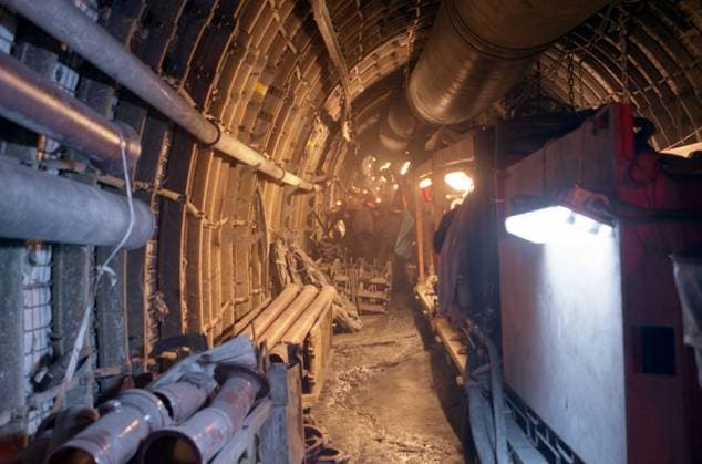 Bergleute der Deutschen Steinkohle AG (DSK) arbeiten am 29.1.2007 im Feld Falscheid des Bergwerks Saar unter Tage im Steinkohlebergbau. bub
