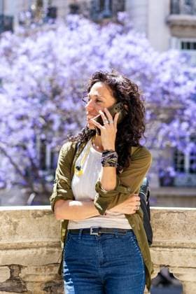 IMAGO Creative, Lifestyle, Frühling in der Stadt Confident woman talking on her phone in a vibrant urban setting Model Released ValeriaVenezia_ID25762_744107_004 Copyright: xx RECORD DATE NOT STATED