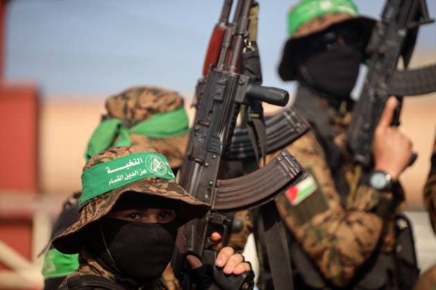 Funeral Of Three Commanders Of The Martyr Izz al-Din al-Qassam Brigades Palestinian militant group Hamas fighters attend the funeral of three commanders of the Martyr Izz al-Din al-Qassam Brigades, the military wing of Hamas, after their remains are found. They are killed in a previous Israeli airstrike on the Nuseirat refugee camp in Deir el-Balah, in the central Gaza Strip, on February 4, 2025. Gaza Palestine  Copyright: xMajdixFathix originalFilename: fathi-notitle250204_np3KE.jpg