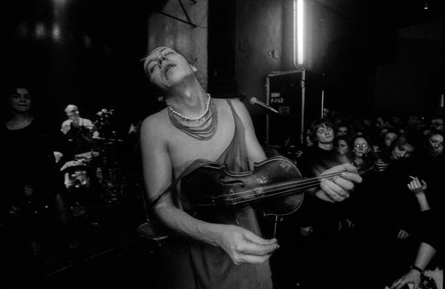 Archivbilder der Woche KW06 Inchtabokatables Deutschland, Berlin, 21.12.1991, Konzert der Inchtabokatables, im Club des Gymnasiums in der Dunckerstraße, Violinist, Â *** Inchtabokatables Germany, Berlin, 21 12 1991, concert of the Inchtabokatables, in the club of the Gymnasium in Dunckerstraße, violinist, Â