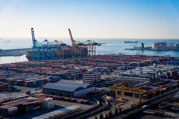 Port of Barcelona in Span - 04 Feb 2025 Shipping containers and cargo ships are seen at the port of Barcelona, one of the biggest sea ports of Europe. Global trade faces uncertainty amid potential tariffs imposed by Trump, which could affect the trade relationship between the European Union (EU) and the US. Barcelona Spain Copyright: xDavidexBonaldox xSOPAxImagesx DBONALDO-1464