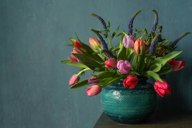 Frühlingsblumen in der Vase auf dem Tisch Spring colorful tulips flowers in vase on the table against the wall, Easter decor Copyright: xZoonar.com DidoraxGannax 22743171