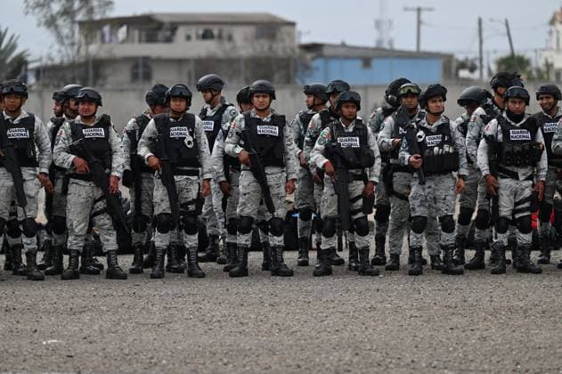 News Bilder des Tages February 4, 2025, Tijuana, Baja California, Mexico: Members of the Mexican National Guard arrive at Military Air Base No. 12 near the Tijuana International Airport in Tijuana, Baja California, Mexico, on Tuesday, February 04, 2025. The arrival of MexicoÃ¢â‚¬â ¢s first 300 officers in the border city begins the 10,000 troop deployment President Claudia Sheinbaum had promised US President Donald Trump in exchange for delaying a 25-percent tariff on exported goods for a month with future negotiations to be determined. Tijuana Mexico - ZUMAm180 20250204_zip_m180_015 Copyright: xCarlosxA.xMorenox