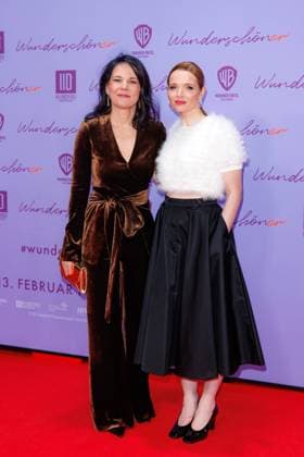 Bilder des Jahres 2025, Entertainment 02 Februar Entertainment Themen der Woche KW06 Entertainment Bilder des Tages Premiere - Wunderschöner Annalena Baerbock und Karoline Herfurth bei der Premiere zu Wunderschöner im Zoo Palast am 04.02.2025 in Berlin. Copyright: xEventpressxKochanx