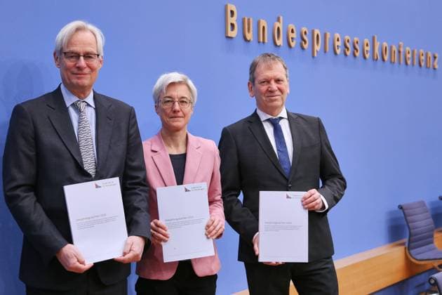 News Themen der Woche KW06 News Bilder des Tages Berlin, Deutschland, 05.02.2025: Bundespressekonferenz: Pressekonferenz: Veröffentlichung des Zweijahresgutachtens zum Stand der Klimapolitik in Deutschland: L-R: Thomas Heimer, Ratsmitglied ERK, Technopolis und Hochschule RheinMain, Brigitte Knopf, Stellv. Vorsitzende ERK, Zukunft KlimaSozial, Hans-Martin Henning, Vorsitzender Expertenrat für Klimafragen (ERK), Leiter des Fraunhofer-Instituts für Solare Energiesysteme (ISE) Copyright: xdtsxNachrichtenagenturx dts_58206