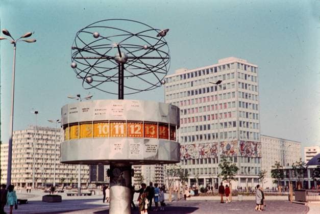 Archivbilder der Woche KW06 Berlin GER, Berlin, 20240101, Aufnahme ca. 1970, Stadtansicht, mit Fernsehturm, mit Weltzeituhr *** Berlin GER, Berlin, 20240101, photo ca 1970, city view, with television tower, with world time clock