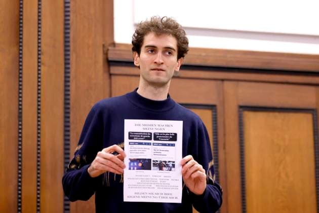 News Themen der Woche KW06 News Bilder des Tages Aktivist Loic Schneider, auch bekannt als der Mönch von Lützerath steht als Angeklagter im Gerichtssaal im Amtsgericht Mönchengladbach. Dem französischen Klimaaktivist wird vorgeworfen, im Januar 2023 als Mönch verkleidet bei Protesten gegen die Räumung von Lützerath einen Polizisten gegen das Bein getreten und einen weiteren Polizisten in den Schlamm geschubst zu haben. Mönchengladbach, 05.02.2025 NRW Deutschland *** Activist Loic Schneider, also known as the Monk of Lützerath, stands accused in the courtroom at Mönchengladbach District Court The French climate activist is accused of kicking a police officer in the leg and pushing another police officer into the mud while dressed as a monk during protests against the eviction of Copyright: xChristophxHardtx