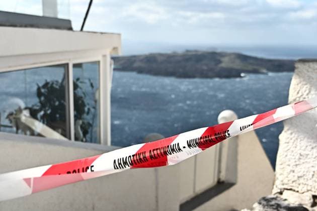 Bilder des Jahres 2025, News 02 Februar News Themen der Woche KW06 News Bilder des Tages Small streets over the cliffs of the volcanic caldera are cordoned off, in the almost evacuated village of Fira on Santorini island, Greece, 05 February 2025.. ue to a wave of seismic activity near Santorini, the municipality advised the emptying of water from swimming pools, banned all construction work and forbid access to the Athinio port, except when ships are docking. Residents and visitors of Santorini formed queues towards the port of Athinios the previous days, as they decided to leave the island due to the increased seismic activity of the last few days. More than 400 tremors occurred in the last few days in the sea area between Santorini and Amorgos while at least 12 of these exceeded 4 on the Richter scale. Scientists emphasize t Copyright: xOnexInchxProductionsx 6455441