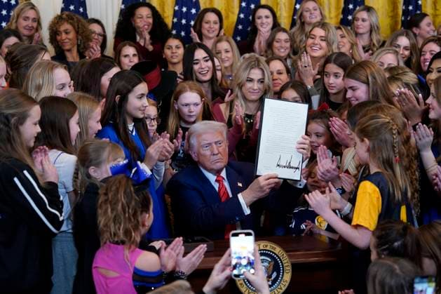 Bilder des Jahres 2025, News 02 Februar News Themen der Woche KW06 News Bilder des Tages February 5, 2025, Washington, District Of Columbia, USA: Large group of girls clap as United States President DONALD TRUMP signs the No Men In Womens Sports Executive Order at the White House in Washington. Washington USA - ZUMAs152 20250205_faa_s152_071 Copyright: xChrisxKleponisx