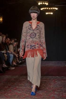 Lingua franca - Runway - New York Fashion Week A model walks the runway for the Lingua Franca fashion show during February 2025 New York Fashion Week in New York City, USA, on February 4, 2025. New York New York United states  Copyright: xThenews2x originalFilename: thenews2-linguafr250204_npsZp.jpg