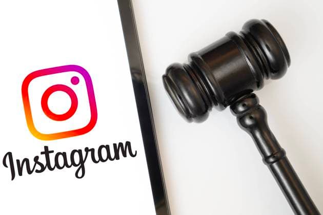 Dhaka, Bangladesch - 14. Januar 2025: Ein iPad zeigt das Instagram-Logo neben einem Richterhammer. Dhaka, Bangladesh- 14 Jan 2025: An iPad displays the instagram logo alongside a judge s gavel. Copyright: xZoonar.com MojahidxMottakinx 22756859
