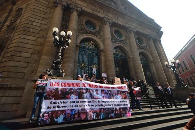 Animal rights activists protest against the decision of the Secretary of Culture to include bullfighting to be considered cultural heritage outside the local Congress. on February 5, 2025 in Mexico City, Mexico. Mexico City Mexico - ZUMAe321 20250205_zia_e321_013 Copyright: xCarlosxSantiagox