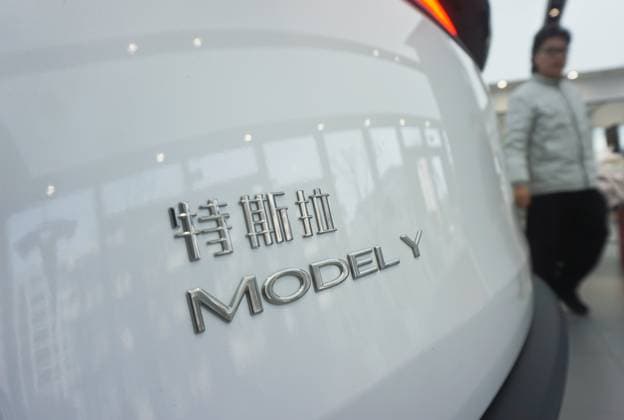 China, Neues Tesla Model Y in Hangzhou New Model Y HANGZHOU, CHINA - A new Model Y is displayed at a Tesla store in Hangzhou, Zhejiang province, China, February 6, 2025. Hangzhou Zhejiang China  Copyright: xCFOTOx i1738803324397