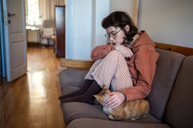 IMAGO Creative, Gesellschaft, Leisure Sickness Deprimiert erschöpft Teenager-Mädchen streicheln Katze sitzt auf der Couch zu Hause. Psychisches Problem, Haustier-Therapie. Depressed exhausted teen girl in glasses pyjamas petting cat sitting on couch at home in closed pose. Teenage age crisis, emotional burnout depression, psychological or life problems troubles concept. ,model released, Symbolfoto Copyright: xZoonar.com DmitriixMarchenkox 22753633 ,model released, Symbolfoto ,property released