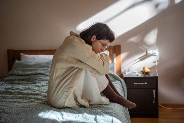 Apathetisches Teenager-Mädchen, das auf dem Bett sitzt und die Knie umarmt, mit dem Gefühl von Prokrastination, Depression und Einsamkeit Indifferent unemotional unsociable teenager sitting on bed embracing knees alone at home, looking desperately on floor. Friendlessness, solitude, loss of life interest, self destruction concept ,model released, Symbolfoto Copyright: xZoonar.com DmitriixMarchenkox 22753766 ,model released, Symbolfoto ,property released