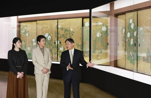 Entertainment Themen der Woche KW06 Japans Kaiserliche Familie besucht Nationalmuseum in Tokio Imperial family visits art exhibition in Tokyo Japanese Emperor Naruhito, Empress Masako (C) and their daughter Princess Aiko visit an exhibition of traditional Japanese art at Tokyo National Museum in the Japanese capital on Feb. 6, 2025. (Pool photo)  A14AA0004105089P
