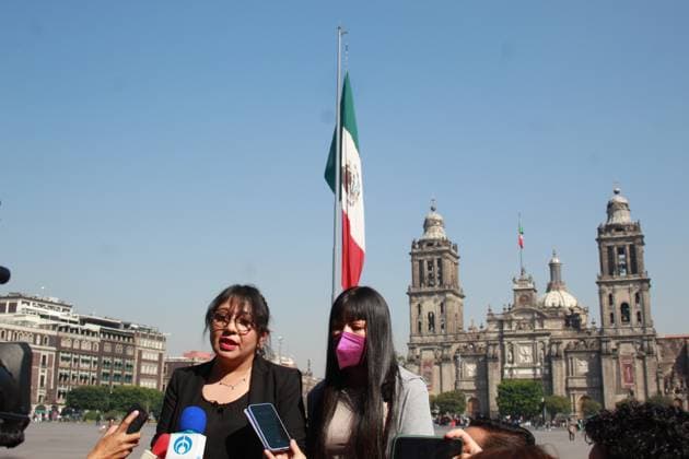 Mexiko, Pressetermin mit Maria Elena Rios in Mexiko-Stadt Saxophonist and activist MaroÂ­a Elena RoÂ­os and her lawyer Cinthia AlmazoÂ¡n held a small press conference in the main square ZoÂ³calo, to demand the presentation and arrest of the saxophonist s attacker, who is allegedly detained in a private hospital in Oaxaca. on February 6, 2025 in Mexico City, Mexico. Mexico City Mexico - ZUMAe321 20250206_zia_e321_012 Copyright: xEstebanxFloresx