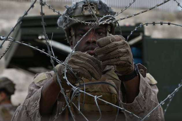 News Bilder des Tages February 6, 2025, Tijuana, Baja California, Mexico: A member of the US Marine Corps installing concertina wire along the US-Mexico border wall in San Diego, California, seen from Tijuana, Mexico in between the San Diego-Tijuana border fences of Colonia Libertad on Thursday, February 06, 2025. The Defense Department deployed 1,600 active-duty troops to the border during US President Donald TrumpÃ¢â‚¬â ¢s first week in office. Tijuana Mexico - ZUMAm180 20250206_zip_m180_001 Copyright: xCarlosxA.xMorenox
