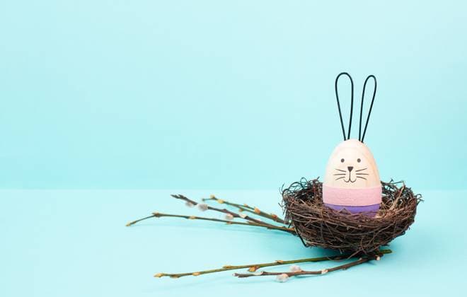 Osterhase oder Kaninchen sitzt in einem Vogelnest Weide, Weidenzweige, Holzei, Frühling Urlaub, braun und blau Farbe Easter bunny or rabbit sitting in a bird wicker nest, willow branches, wooden egg, spring holiday, brown and blue color Copyright: xZoonar.com BeritxKesslerx 22772335