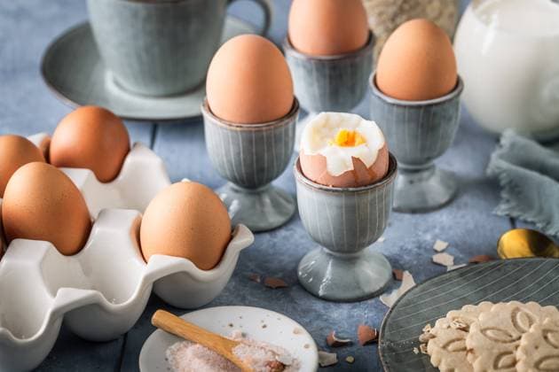 Frühstück mit gekochten Eiern Breakfast with boiled eggs, cup of tea, milk and oat cookies Copyright: xZoonar.com IngridxBalabanovax 22761396