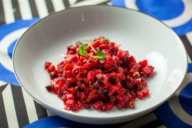 Vinegret, russischer Salat mit Rüben, Kartoffeln, Karotten, Sauerkraut, Gurken und Erbsen, garniert mit Dill Vinegret, russischer Salat mit Rüben, Kartoffeln, Karotten, Sauerkraut, Gurken und Erbsen, garniert mit Dill Copyright: xZoonar.com DanilxRoudenkox 22759355