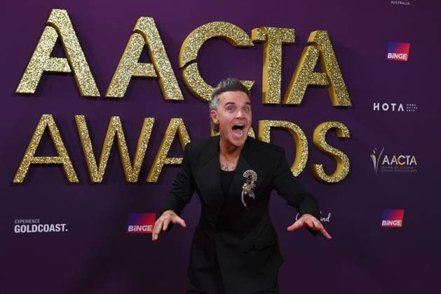 Bilder des Jahres 2025, Entertainment 02 Februar Entertainment Themen der Woche KW06 Entertainment Bilder des Tages 2025 AACTA AWARDS, Robbie Williams poses for a photograph on the red carpet during the Australian Academy of Cinema and Television Arts (AACTA) Awards ceremony at Home of the Arts (HOTA), in Brisbane, Friday, February 07, 2025. ( NO ARCHIVING, EDITORIAL USE ONLY, NO USE IN BOOKS WITHOUT CONSENT Brisbane Queensland Australia  Copyright: xJONOxSEARLEx 20250207158103829891