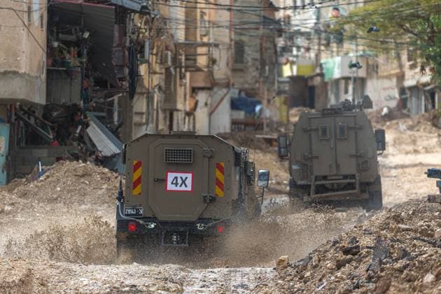 Bilder des Jahres 2025, News 02 Februar News Themen der Woche KW06 News Bilder des Tages West Bank Israeli Raid February 6 Israeli military vehicles advance through the streets of the Tulkarem refugee camp as the army conducts a raid in the occupied West Bank city on February 6, 2025. Military operations in the area have escalated in recent weeks, with thousands of Palestinian families displaced since December, according to local and UN officials. Tulkarm West Bank Palestinian Territories Copyright: xWahajxBanixMouflehx