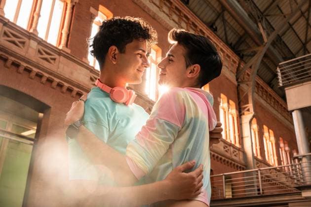 IMAGO Creative, Diversity, Teenager: LGBTQIA+ A joyful gay couple embraces lovingly against an urban backdrop, bathed in warm sunlight. The intimate moment captures the essence of romance and affection in a vibrant setting. Model Released ManuelRuiz_ID26527_765984_062 Copyright: xManuelxRuizx