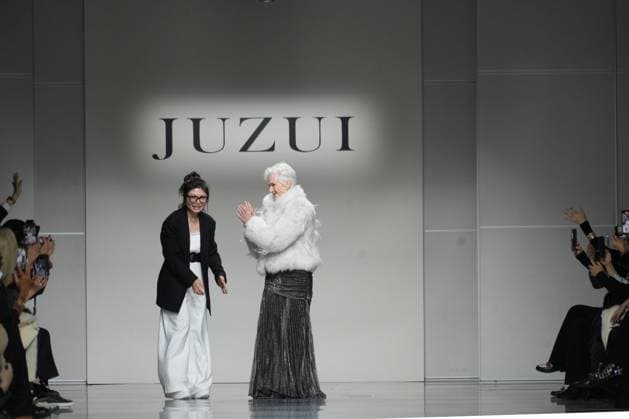 February 7, 2025, New York, New York, USA: TAORAY WANG and MAYE MUSK (Elon MuskÃ¢â‚¬â ¢s mother) in the Juzui FW25 Runway Show during New York Fashion Week,.The Glasshouse, NYC.February 7, 2025 . New York USA - ZUMAms4_ 20250207_faf_ms4_004 Copyright: xSoniaxMoskowitzxGordonx