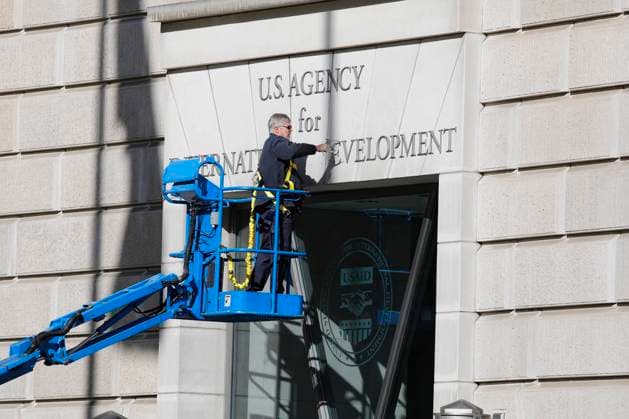 Bilder des Jahres 2025, News 02 Februar News Themen der Woche KW06 News Bilder des Tages February 7, 2025, Washington, D.C, California, U.S: A worker removes the signage outside the United States Agency for International Aid (ASAID) building after President Donald Trump and Elon Musk called for it to be shuttered, spurring outcry from Democrats in Congress. Secretary of State Marco Rubio is the Acting Administrator of the organization. Washington, D.C U.S - ZUMAa303 20250207_znp_a303_001 Copyright: xMarkxAlfredx