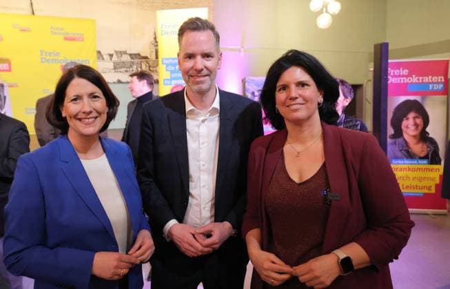 News Bilder des Tages BundestagswahlKampf FDP 07.02.2025, Germany, Rheinland-Pfalz, Kirchberg, Bundestagswahlkampf der FDP, Neujahrsempfang mit MdB Carina Konrad, Farm Inhaberin, Landesministerin fuer Wirtschaft, Daniela Schmitt FDP und Fraktionsvorsitzender der Bundestagsfraktion der FDP Christian Duerr, FDP MdB, vor vollem Haus mit 600 Gaesten. hier Daniela Schmitt Kirchberg Saarland Germany