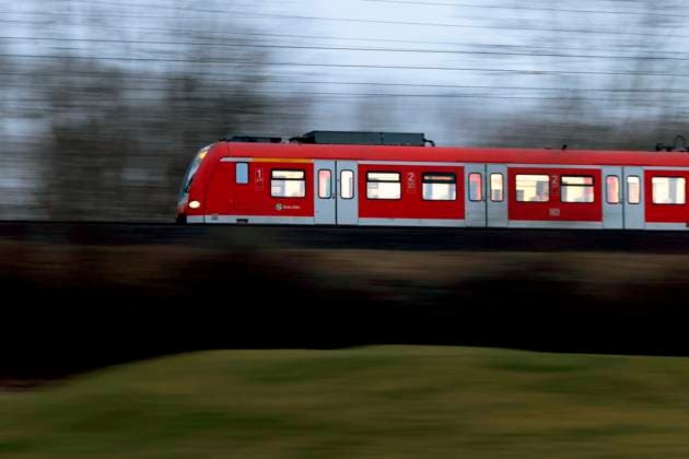 Eine S-Bahn der Deutsche Bahn fährt auf einem Bahndamm zwischen Köln und Aachen. (Themenbild, Symbolbild) Köln, 07.02.2025 NRW Deutschland *** A Deutsche Bahn S-Bahn train runs on a railroad embankment between Cologne and Aachen Theme image, symbolic image Cologne, 07 02 2025 NRW Germany Copyright: xChristophxHardtx
