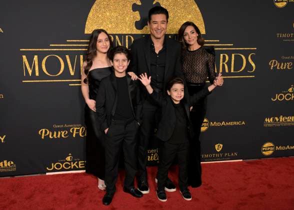 Bilder des Jahres 2025, Entertainment 02 Februar Entertainment Themen der Woche KW06 Entertainment Bilder des Tages 32nd Annual Movieguide Awards Gala 07 February 2025 - Hollywood, California - (L-R) Gia Lopez, Dominic Lopez, Santino Lopez, Mario Lopez and Courtney Lopez. 32nd Annual Movieguide Awards Gala at The Avalon Hollywood,. Photo Credit: Billy Bennight AdMedia Hollywood California United States EDITORIAL USE ONLY  Copyright: xx BillyxBennightx admphotostwo916234