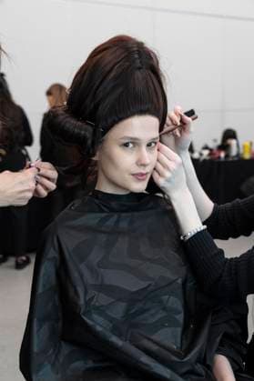 February 7, 2025, New York, New York, USA: Model prepares backstage for Christian Cowan show at New York Fashion Week Fall Winter 2025 at Glasshouse in New York on February 7, 2025. New collection by designer Cowan was inspired and is tribute to Abbie McLaughlin who passed away in 2024. New York USA - ZUMAr339 20250207_znp_r339_167 Copyright: xLevxRadinx